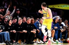 满冠APP-教练组调整战术，期望成为击败对手的秘密武器