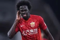 满冠体育-国安击败上港，斯蒂夫前场射入制胜球，卡纳瓦罗罗杰庆祝卫冕