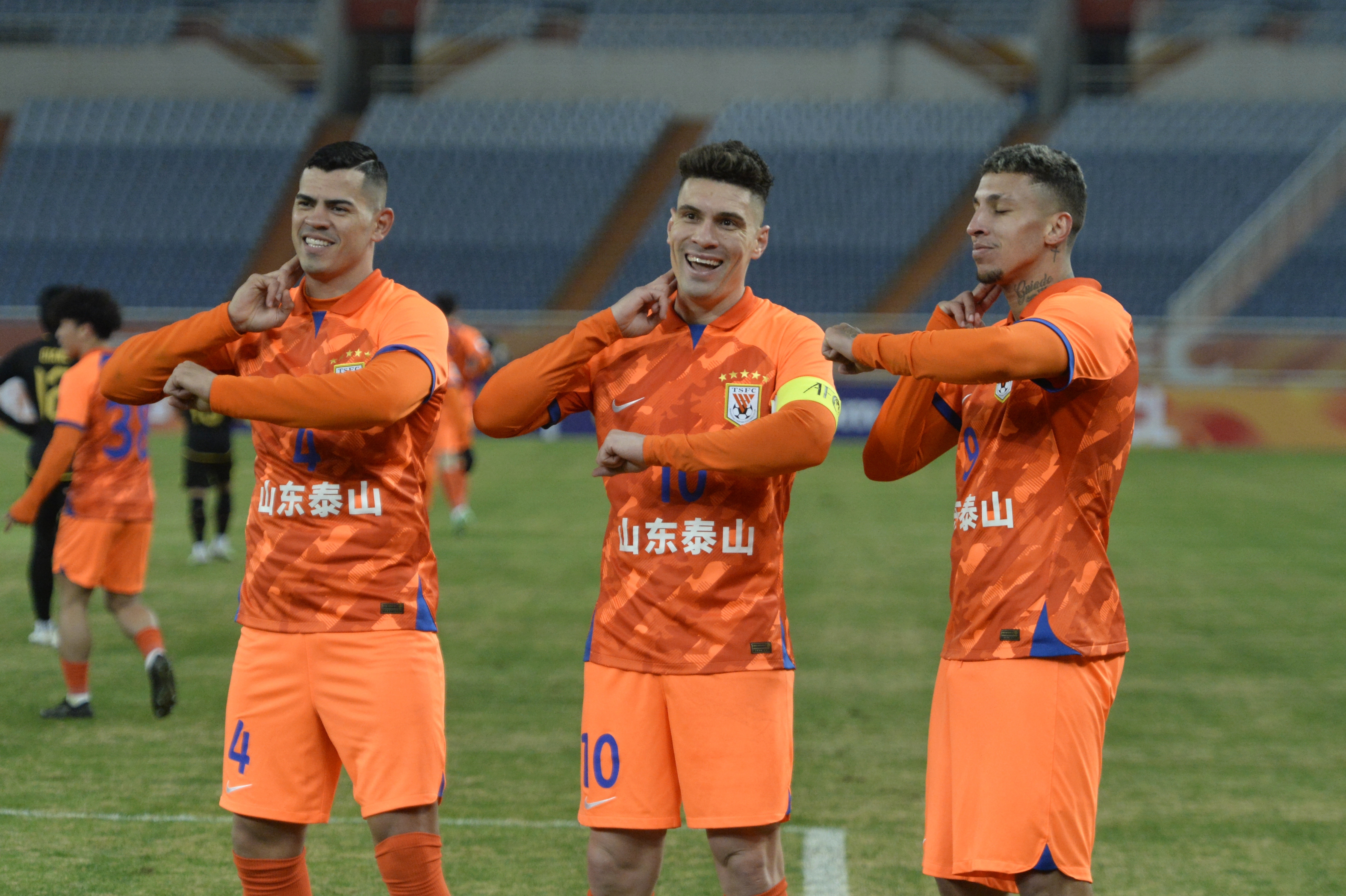 中场配合默契取得连胜,球队信心满满的 中场配合默契取得连胜,球队信心满满的