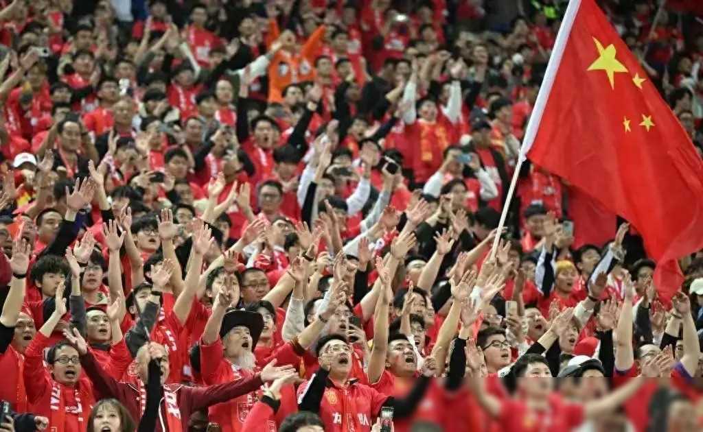 包含现场观众热情高涨,掌声雷动助阵球员的词条 包含现场观众热情高涨,掌声雷动助阵球员的词条